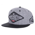 Schwarzer Leder Snapback Hut mit Metall Logo